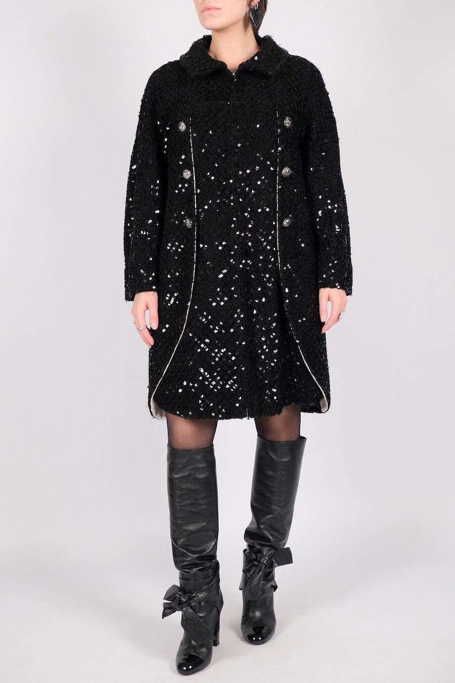 image 4 Пальто черного цвета с черными пайетками