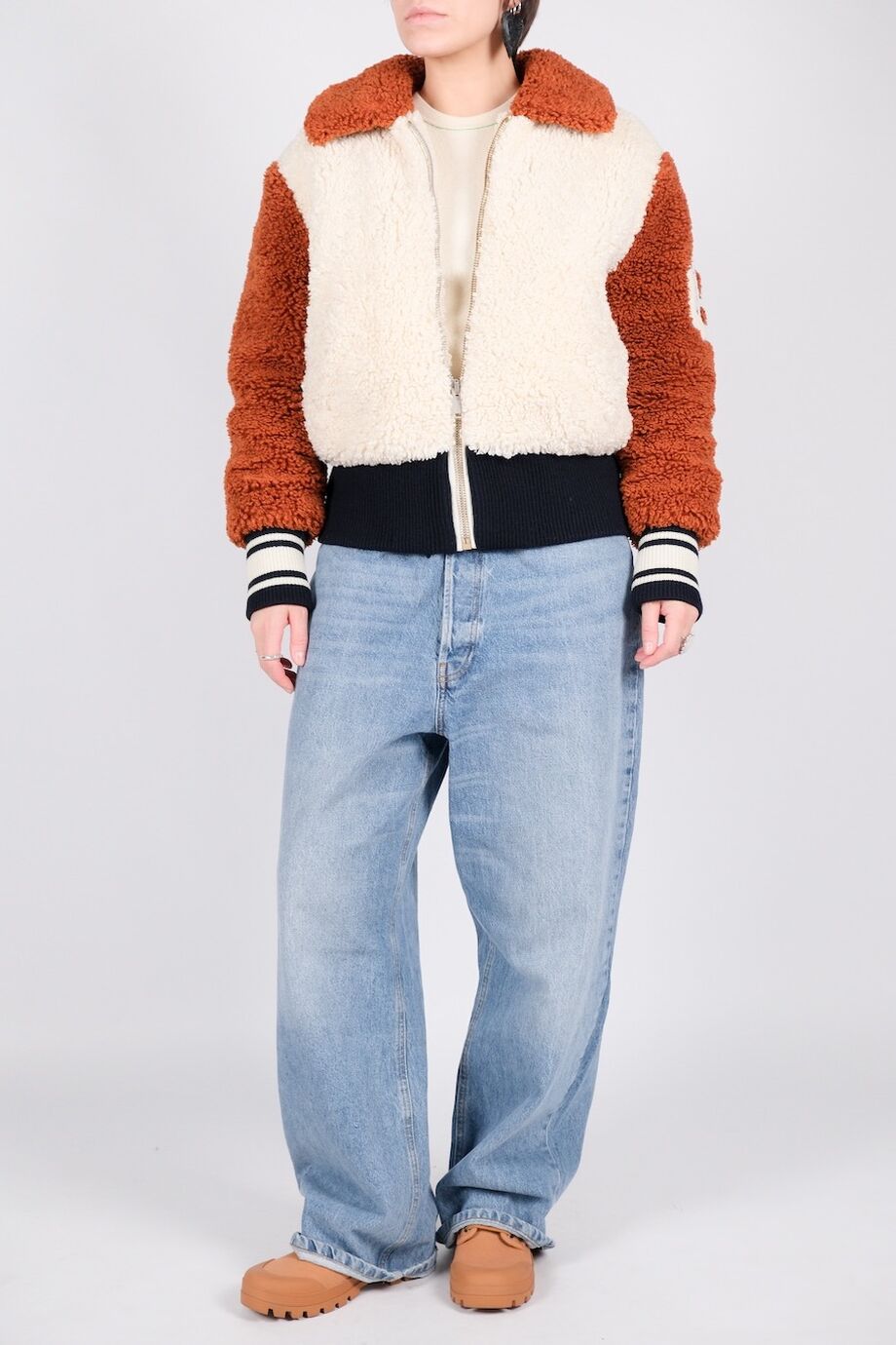 image 1 Меховой бомбер молочного цвета с коричневыми вставками