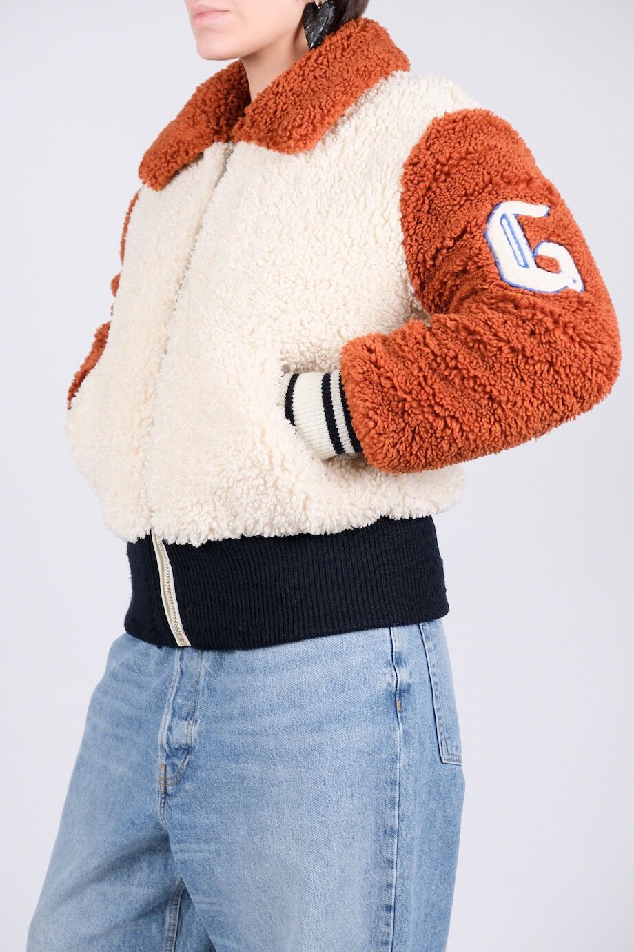 image 3 Меховой бомбер молочного цвета с коричневыми вставками