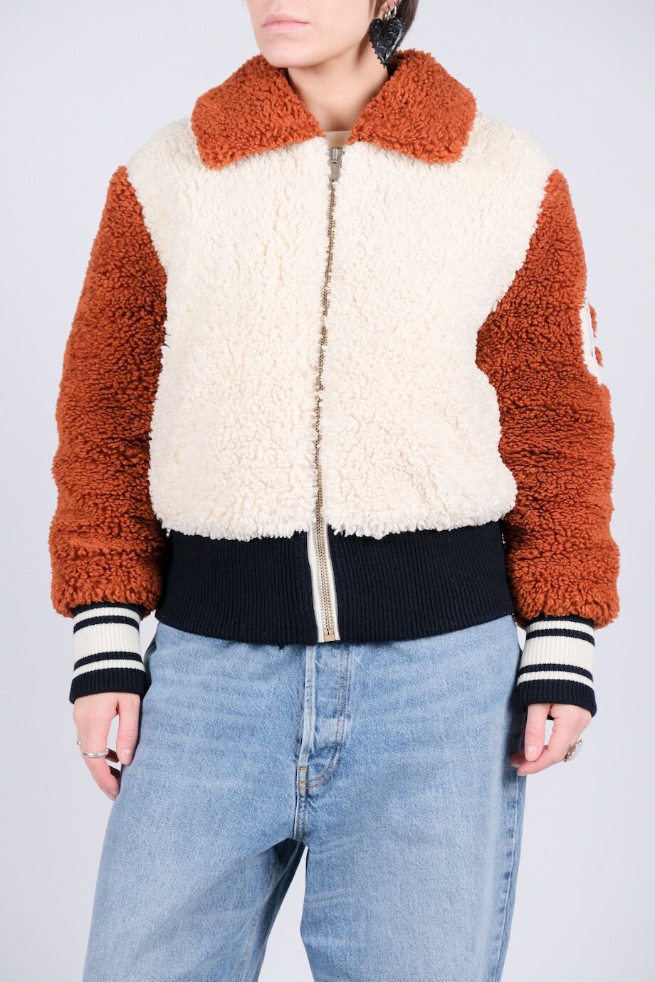 image 2 Меховой бомбер молочного цвета с коричневыми вставками