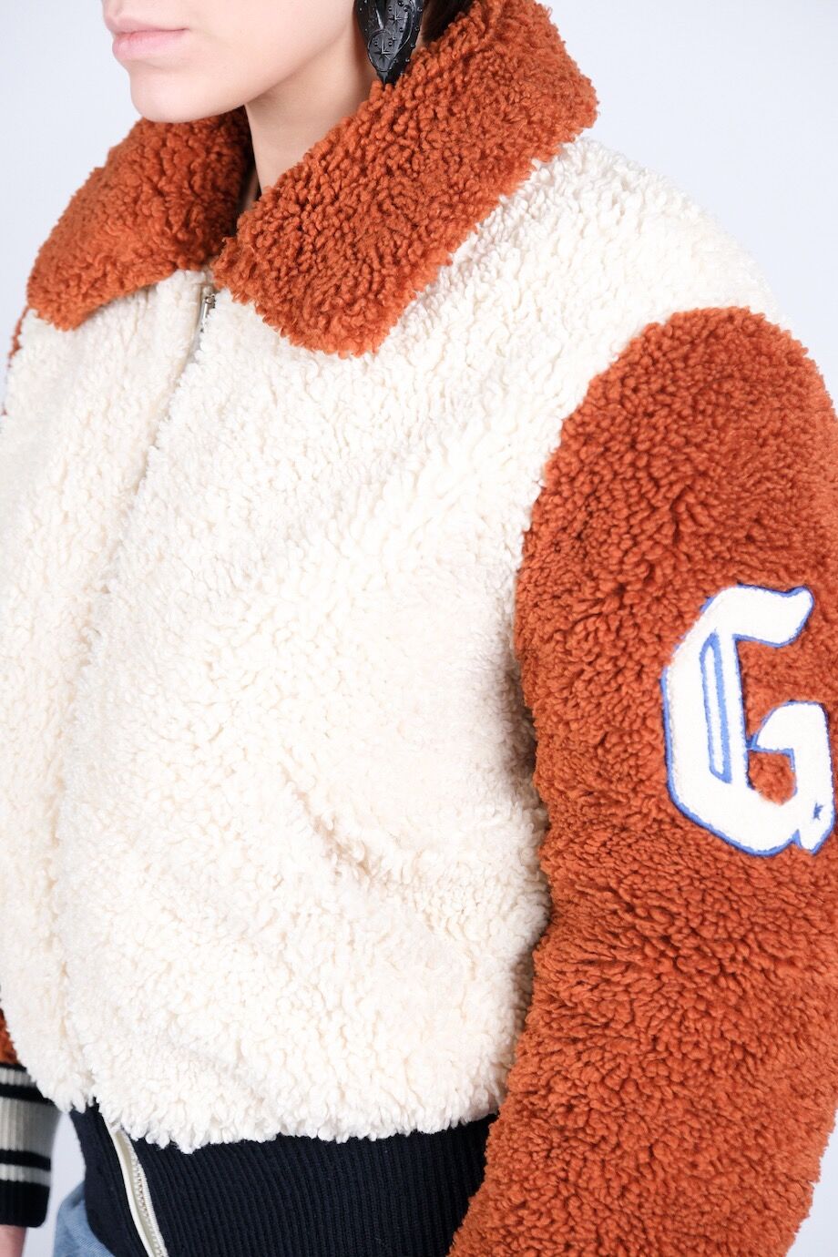 image 5 Меховой бомбер молочного цвета с коричневыми вставками