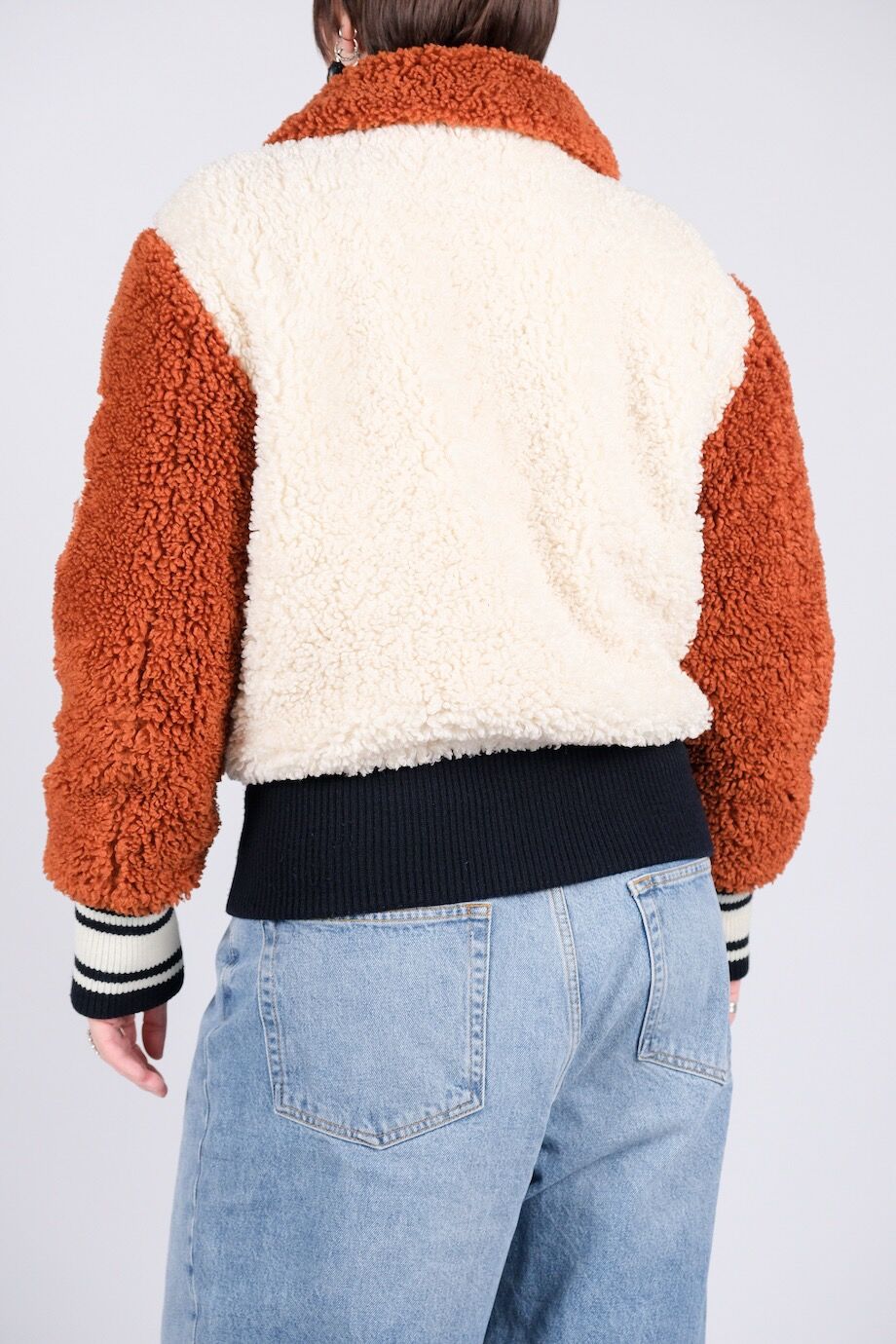 image 4 Меховой бомбер молочного цвета с коричневыми вставками