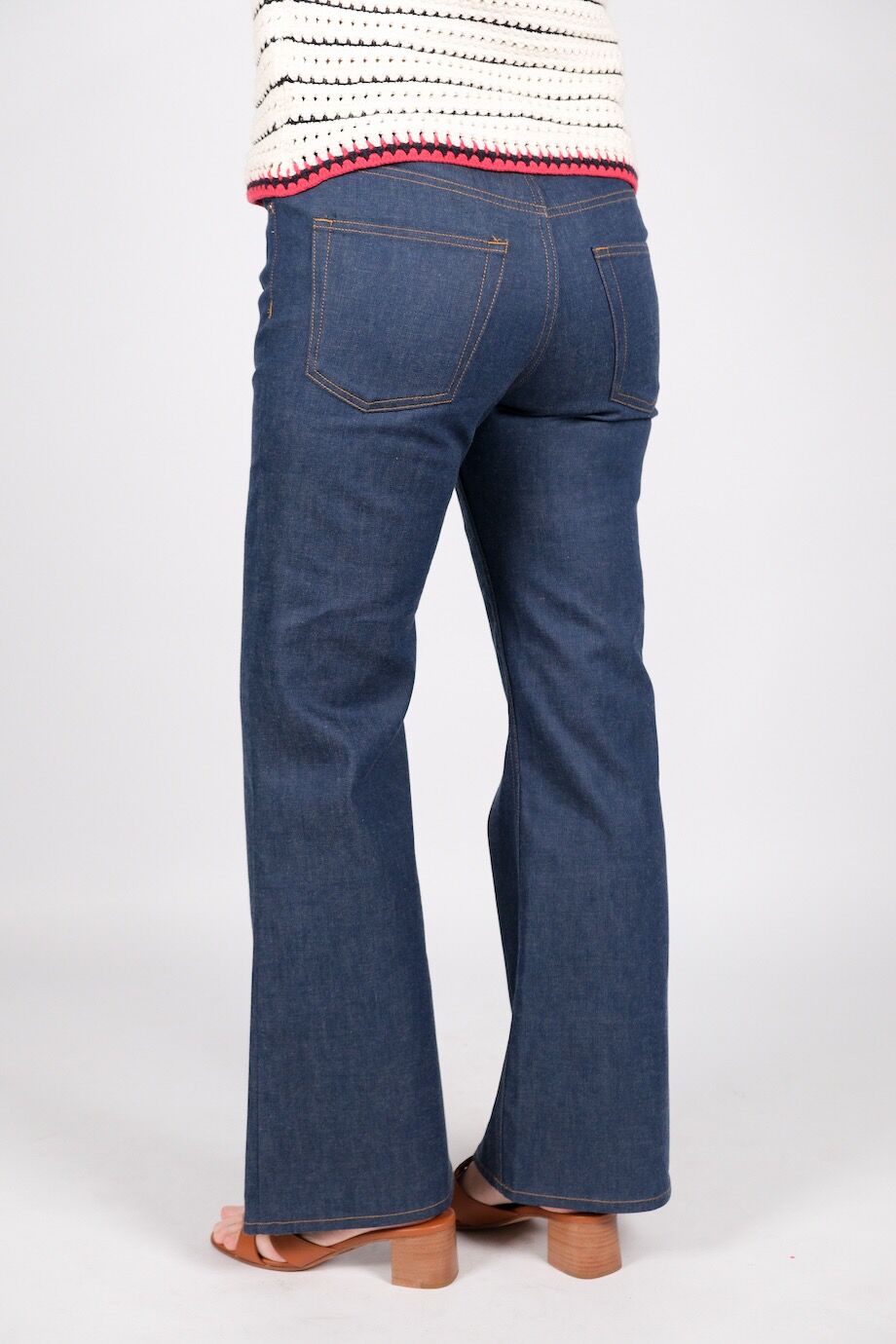 image 4 Джинсы клеш темно-синего цвета