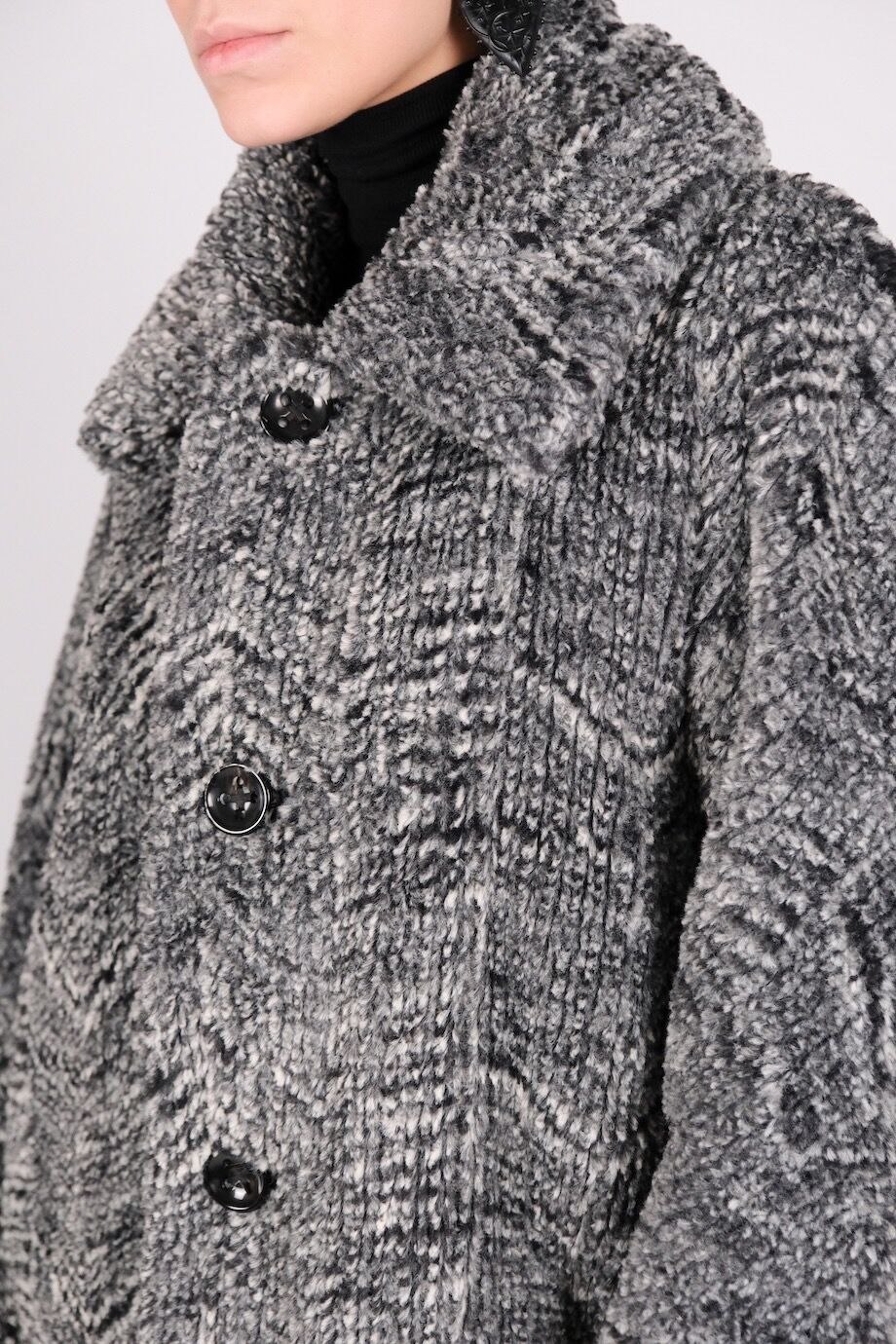 image 4 Пальто из искусственного меха серого цвета с поясом