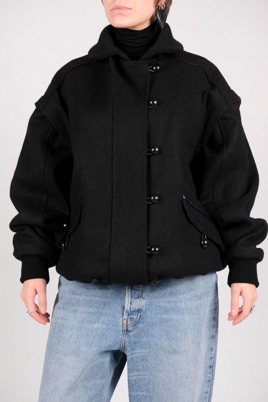 image 2 Бомбер со съёмными рукавами чёрного цвета