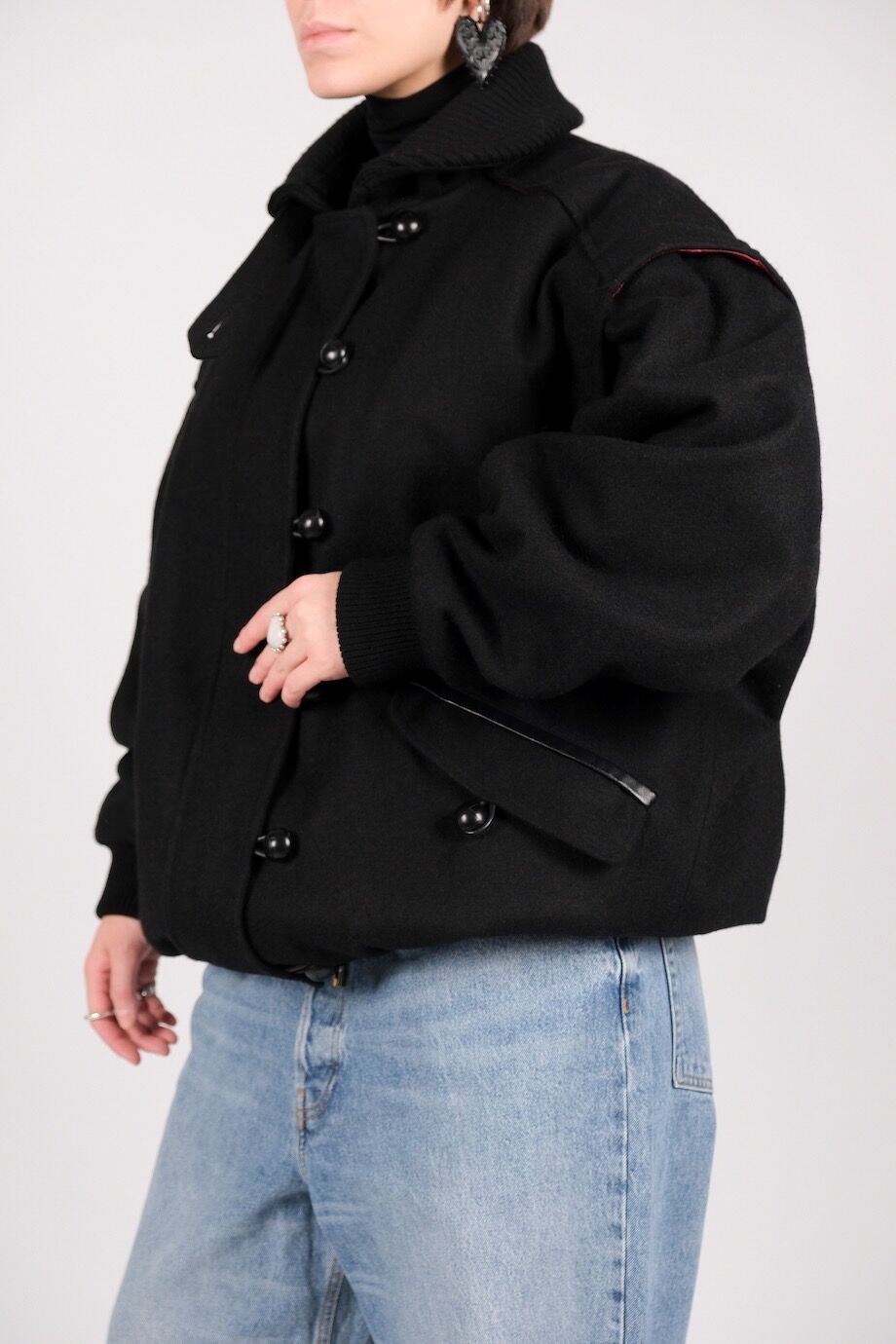 image 3 Бомбер со съёмными рукавами чёрного цвета