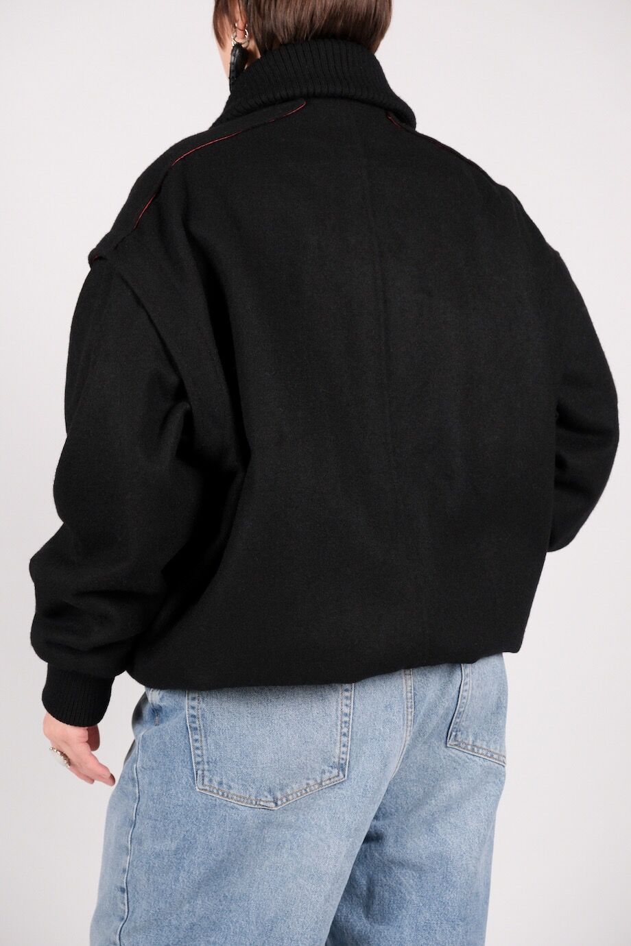 image 4 Бомбер со съёмными рукавами чёрного цвета