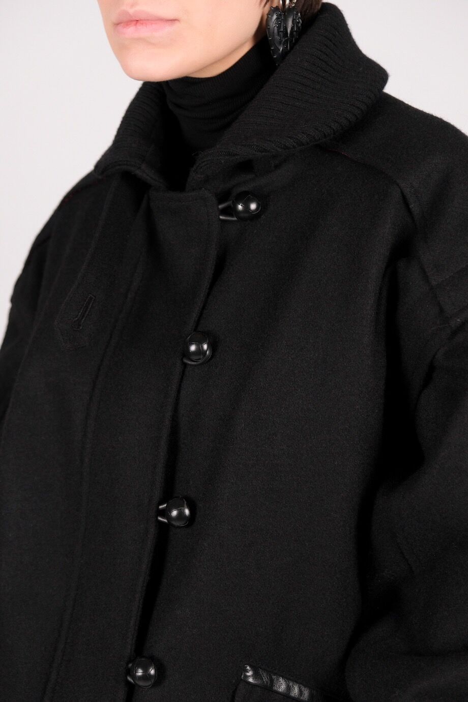 image 5 Бомбер со съёмными рукавами чёрного цвета