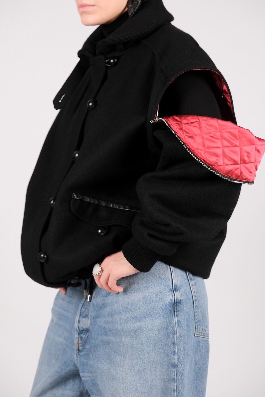 image 6 Бомбер со съёмными рукавами чёрного цвета