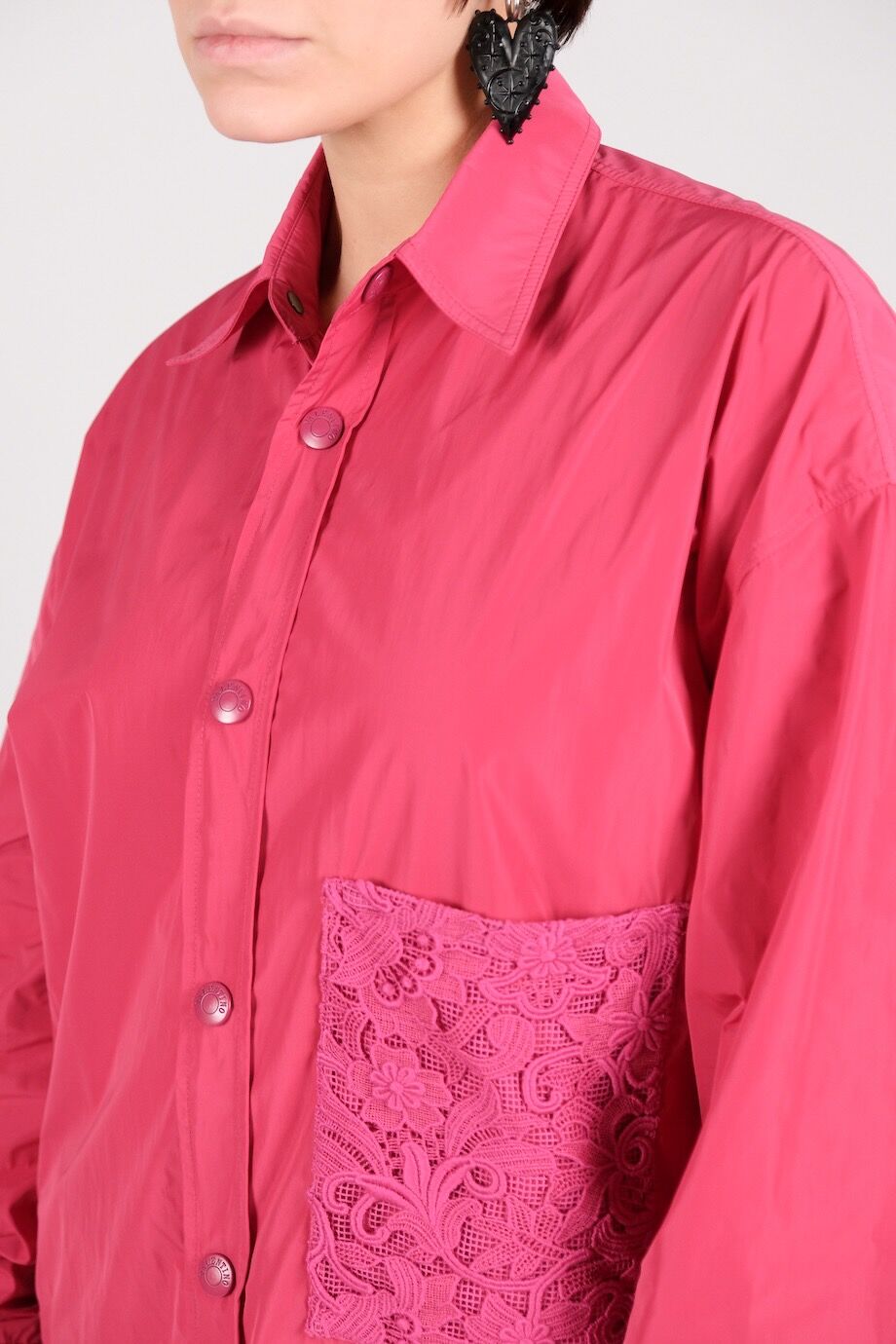 image 4 Ветровка малинового цвета с кружевом на кармане