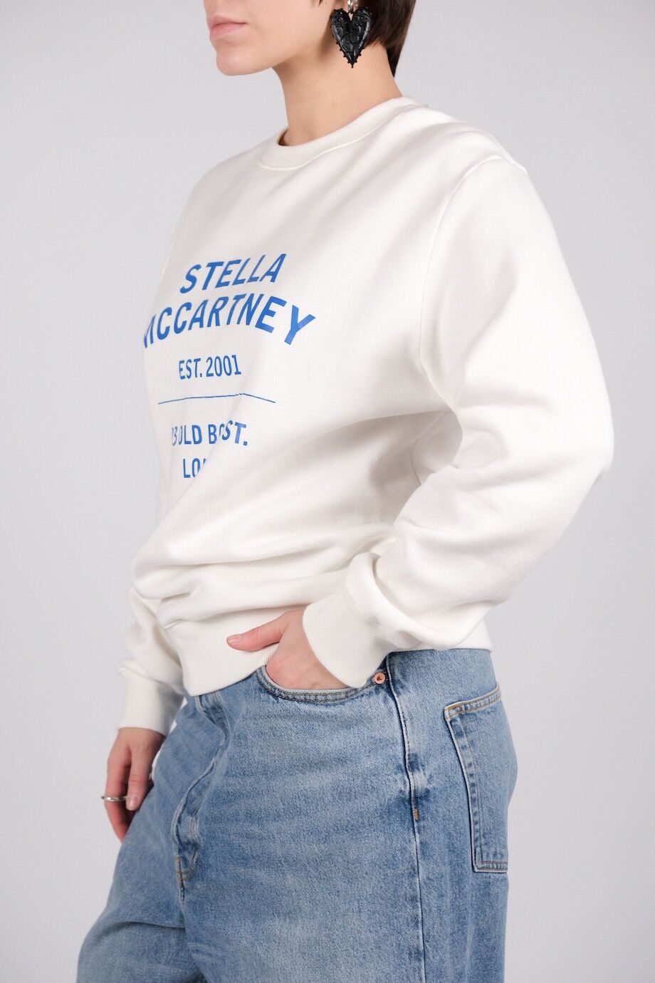 image 2 Свитшот белого цвета с синими надписями