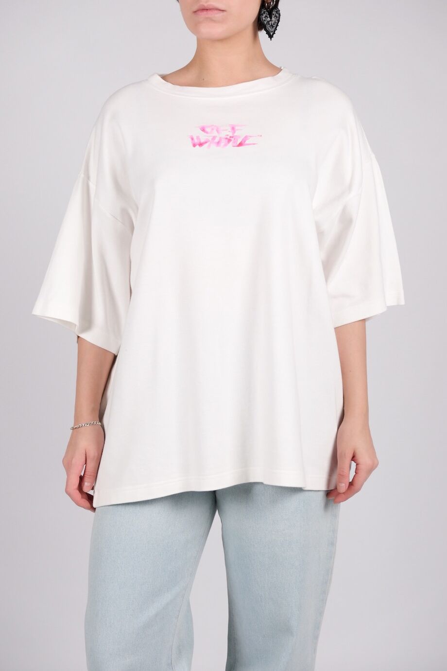 image 1 Футболка белого цвета с надписью на груди