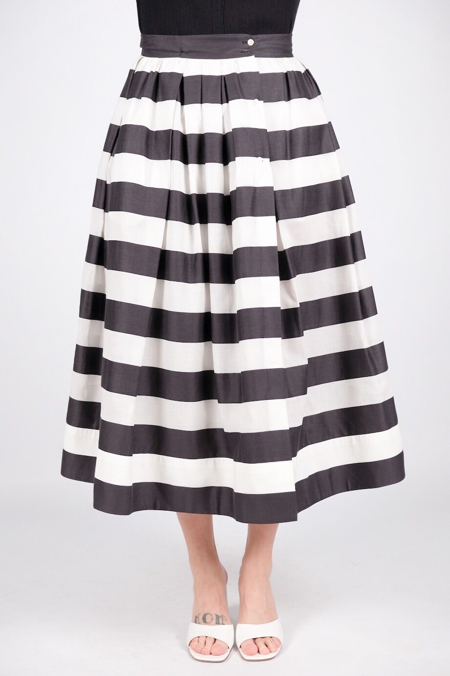image 2 Юбка в широкую полоску черно-белого цвета на пуговицах