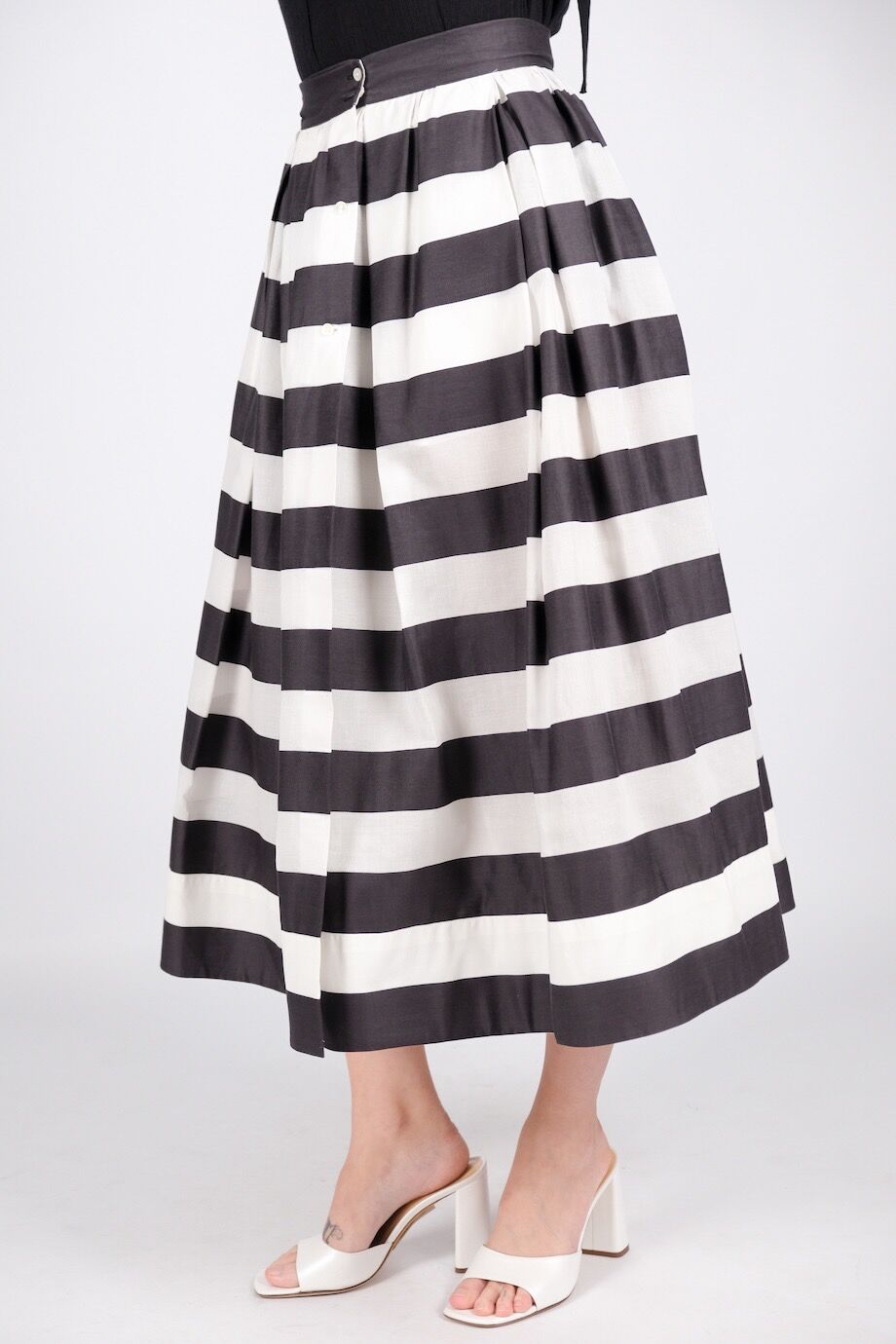 image 3 Юбка в широкую полоску черно-белого цвета на пуговицах