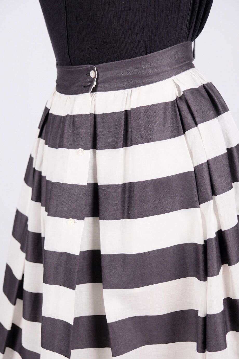 image 5 Юбка в широкую полоску черно-белого цвета на пуговицах