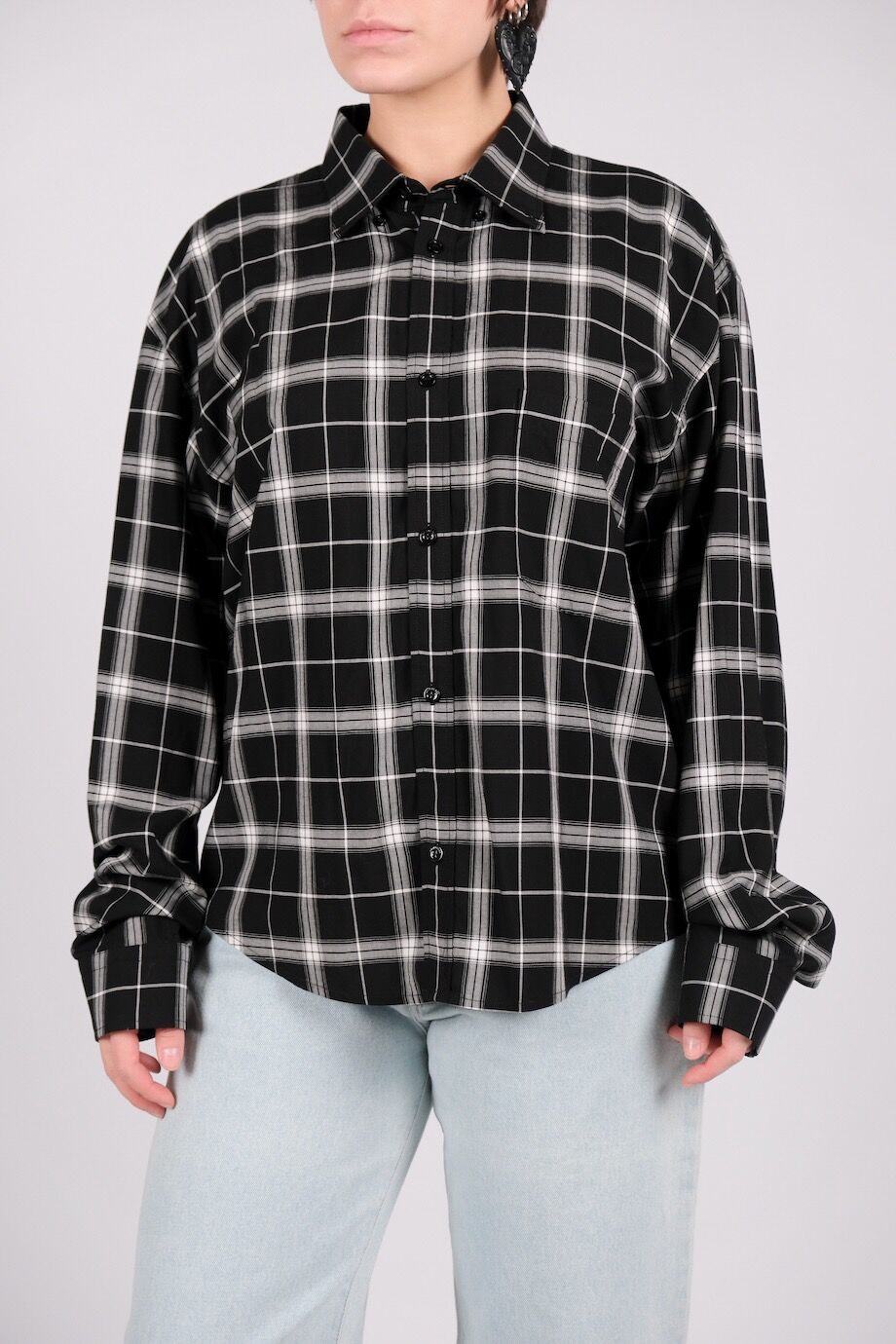 image 1 Рубашка в клетку черно-белого цвета с надписью на спине