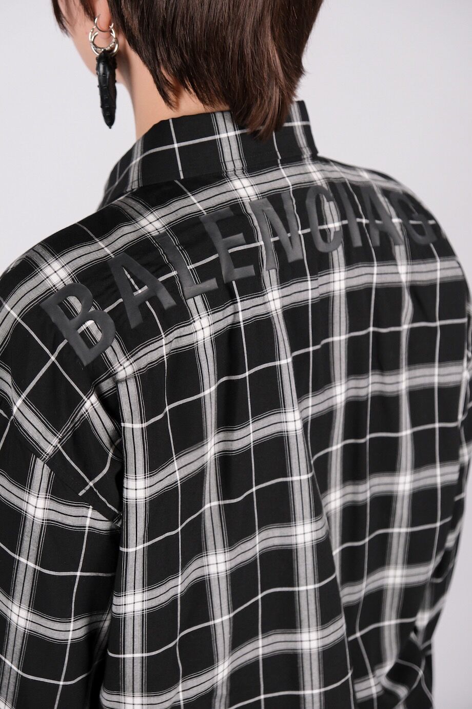 image 4 Рубашка в клетку черно-белого цвета с надписью на спине