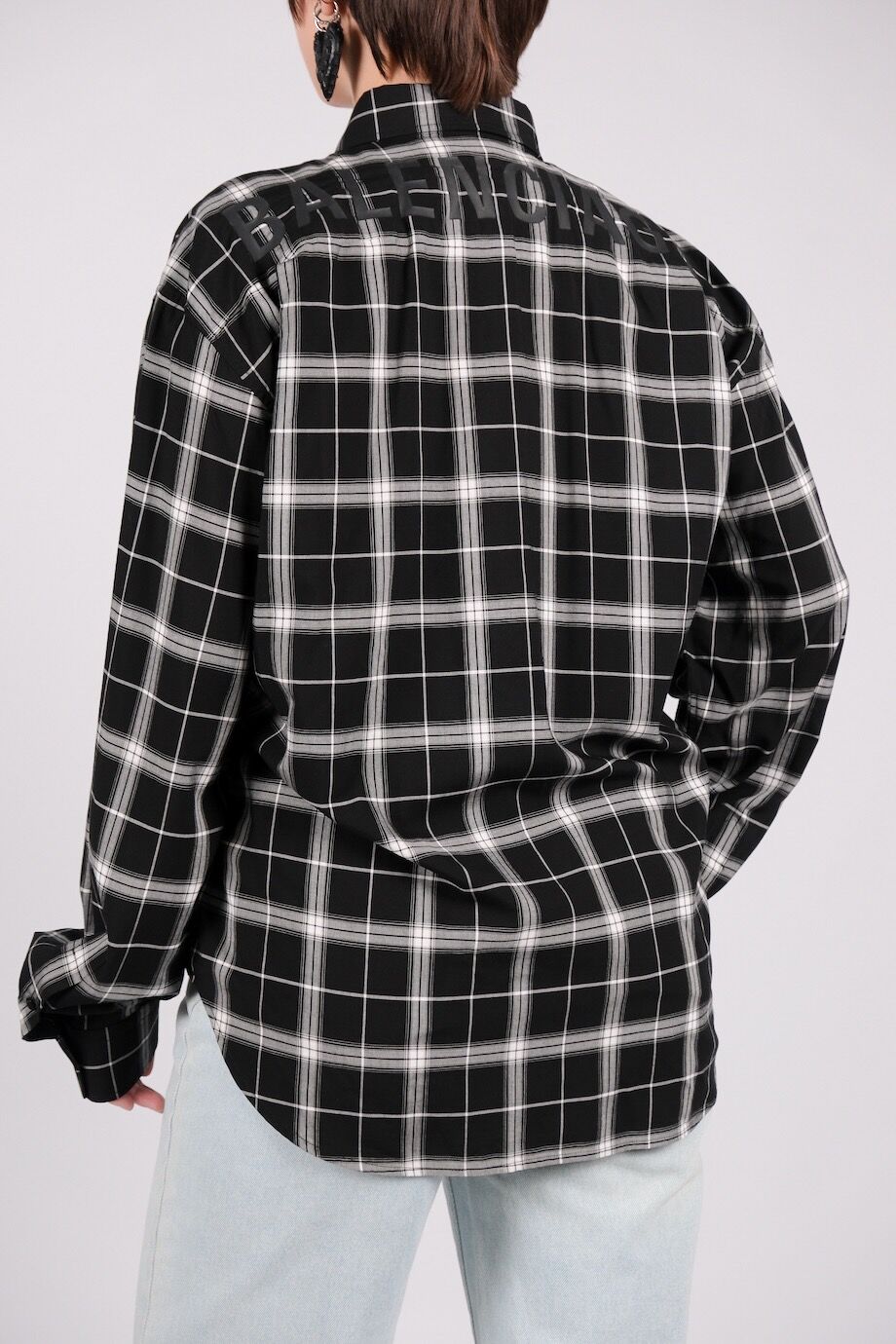 image 3 Рубашка в клетку черно-белого цвета с надписью на спине