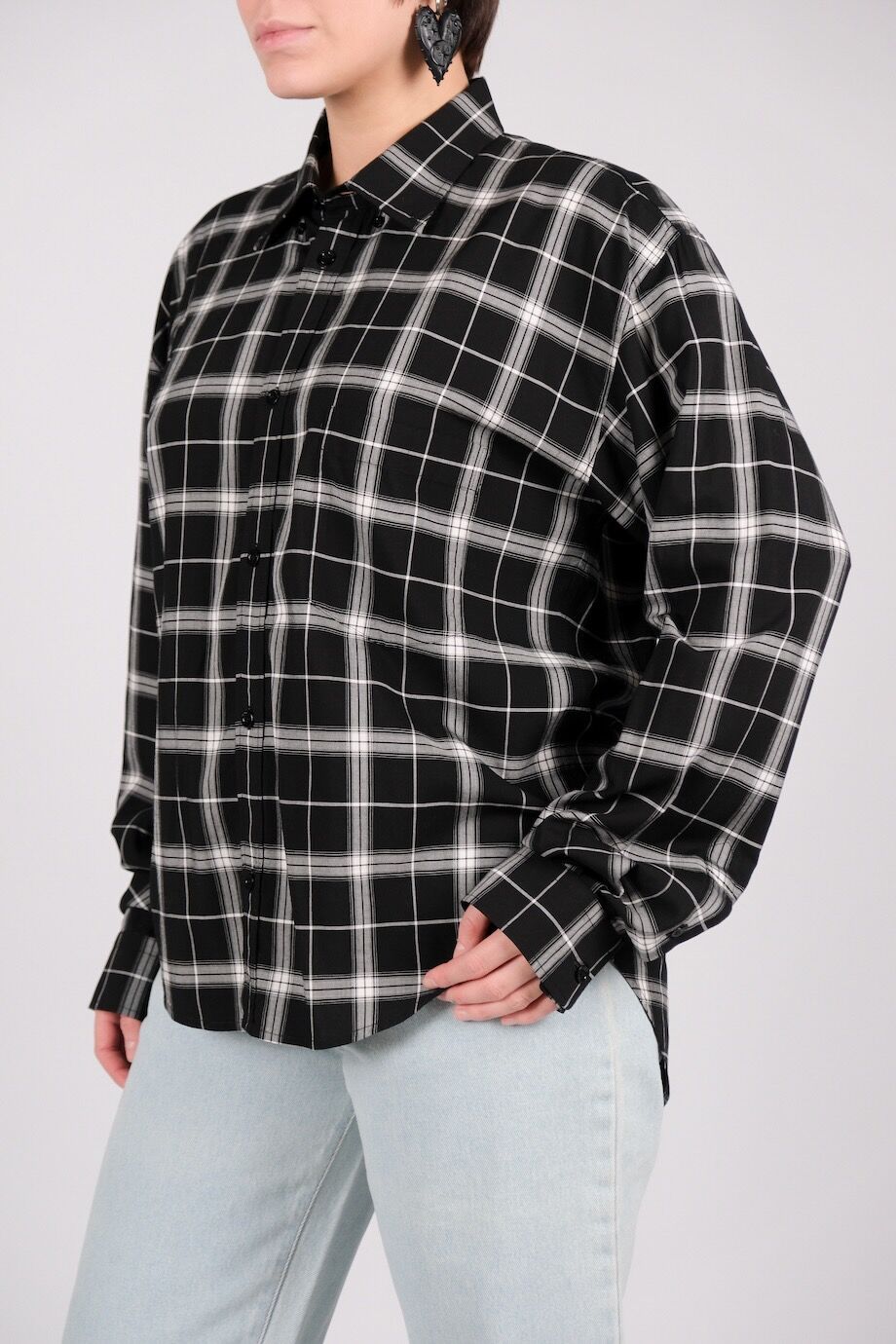 image 2 Рубашка в клетку черно-белого цвета с надписью на спине