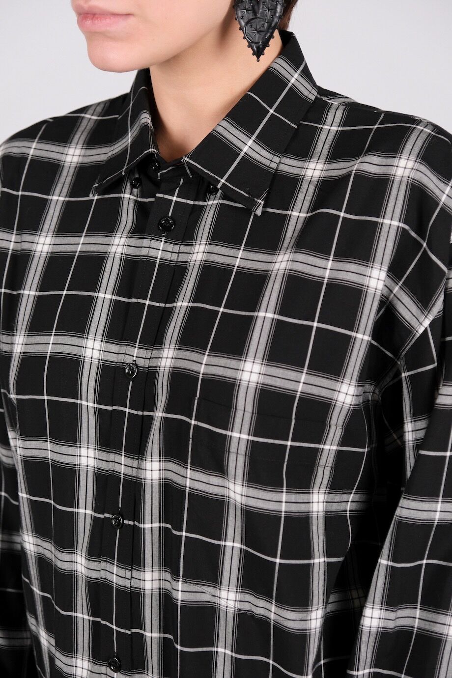 image 5 Рубашка в клетку черно-белого цвета с надписью на спине