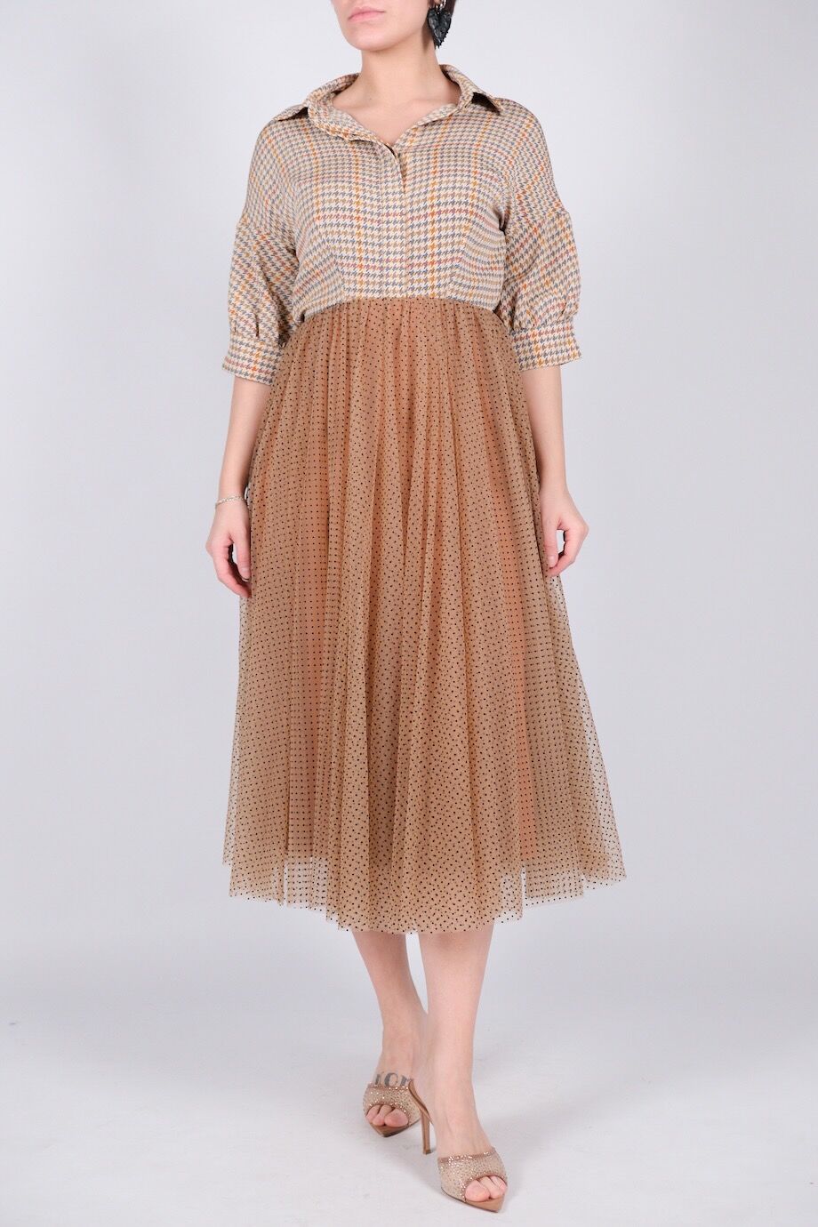 image 1 Платье комбинированное бежевого цвета в гусиную лапку с юбкой в горошек