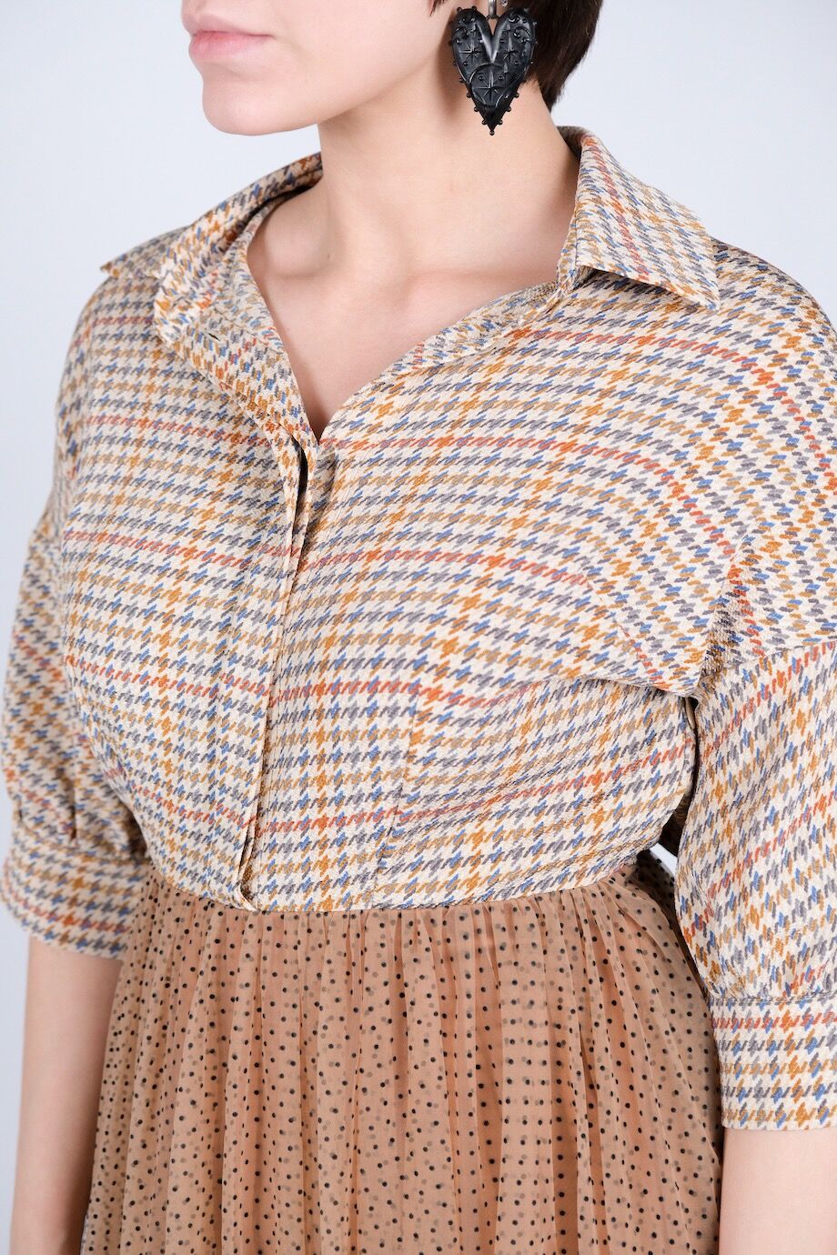 image 4 Платье комбинированное бежевого цвета в гусиную лапку с юбкой в горошек