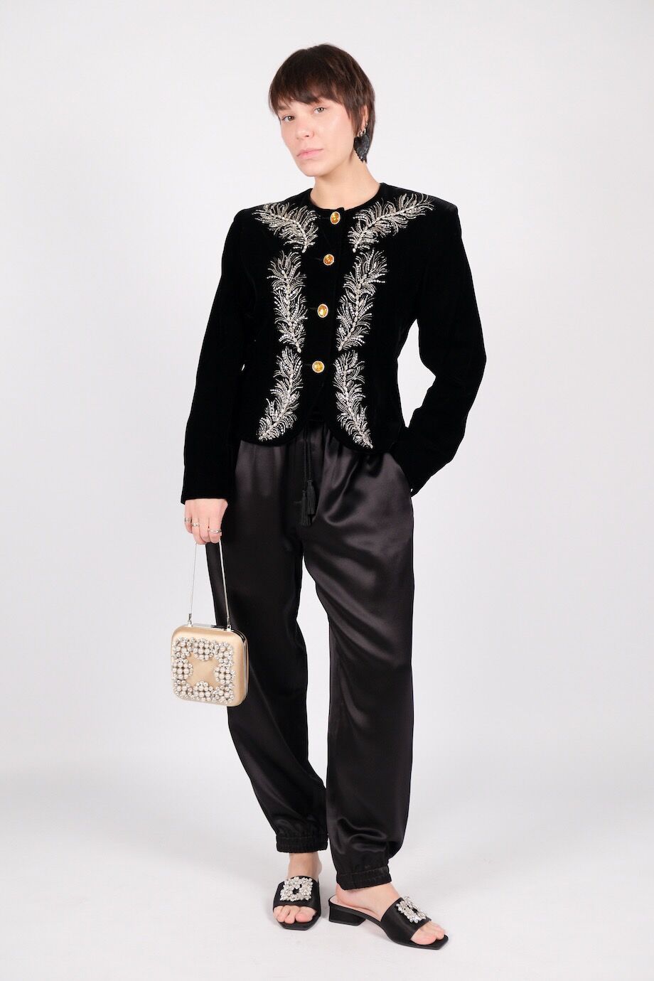 image 1 Бархатный жакет черного цвета с вышивкой