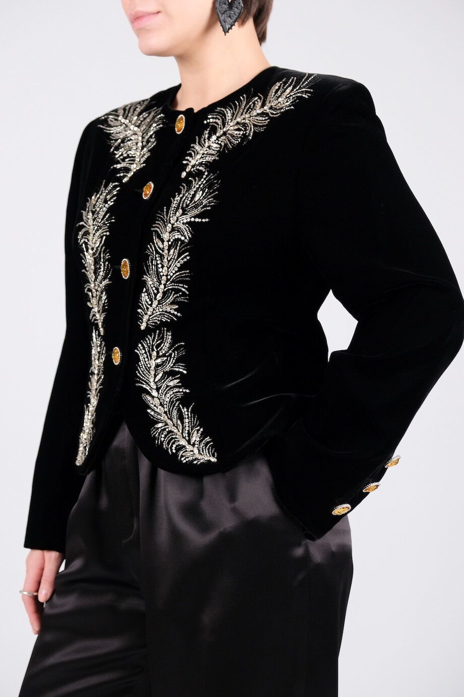 image 5 Бархатный жакет черного цвета с вышивкой