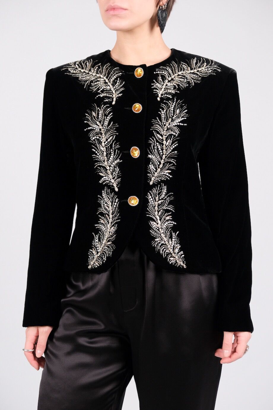image 4 Бархатный жакет черного цвета с вышивкой