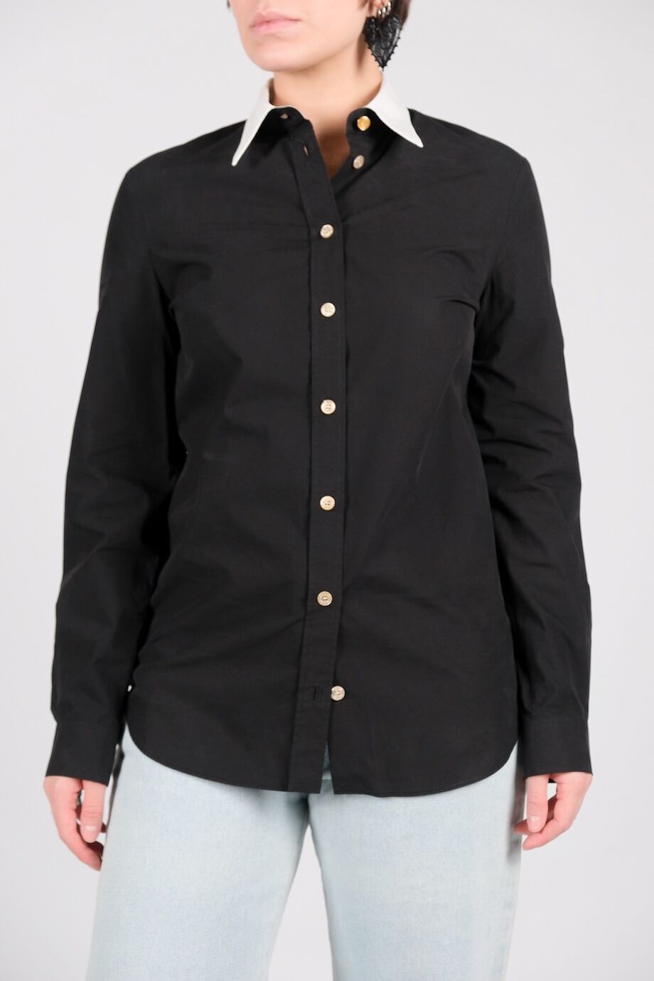 image 1 Рубашка черного цвета с белым воротником