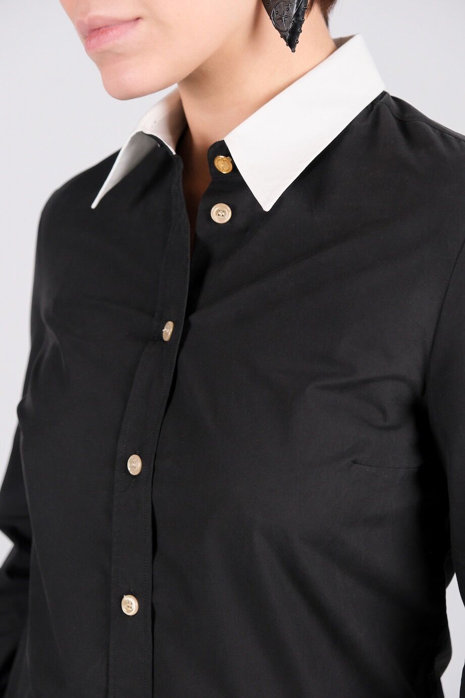 image 4 Рубашка черного цвета с белым воротником
