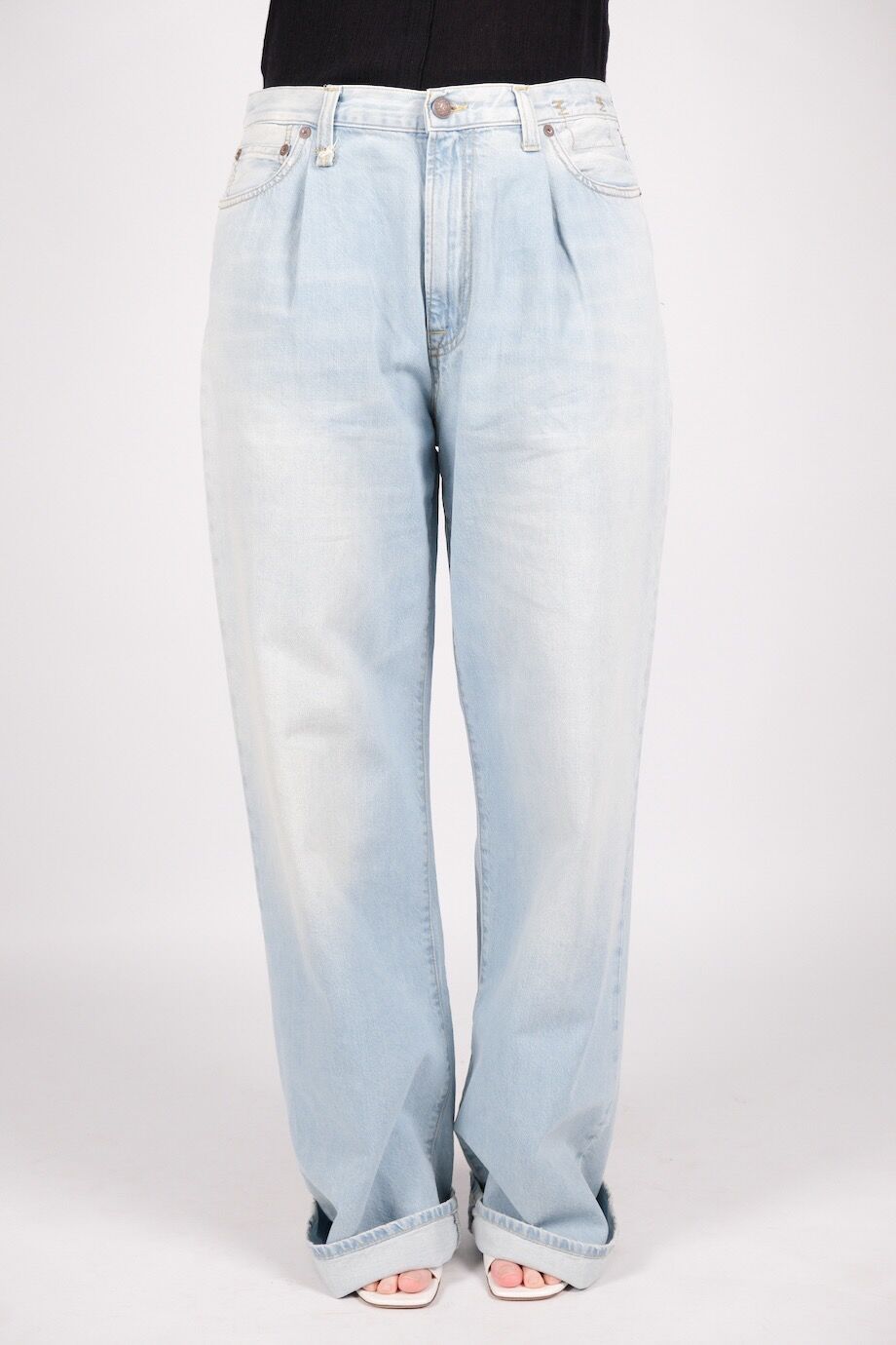 image 2 Джинсы голубого цвета с защипами