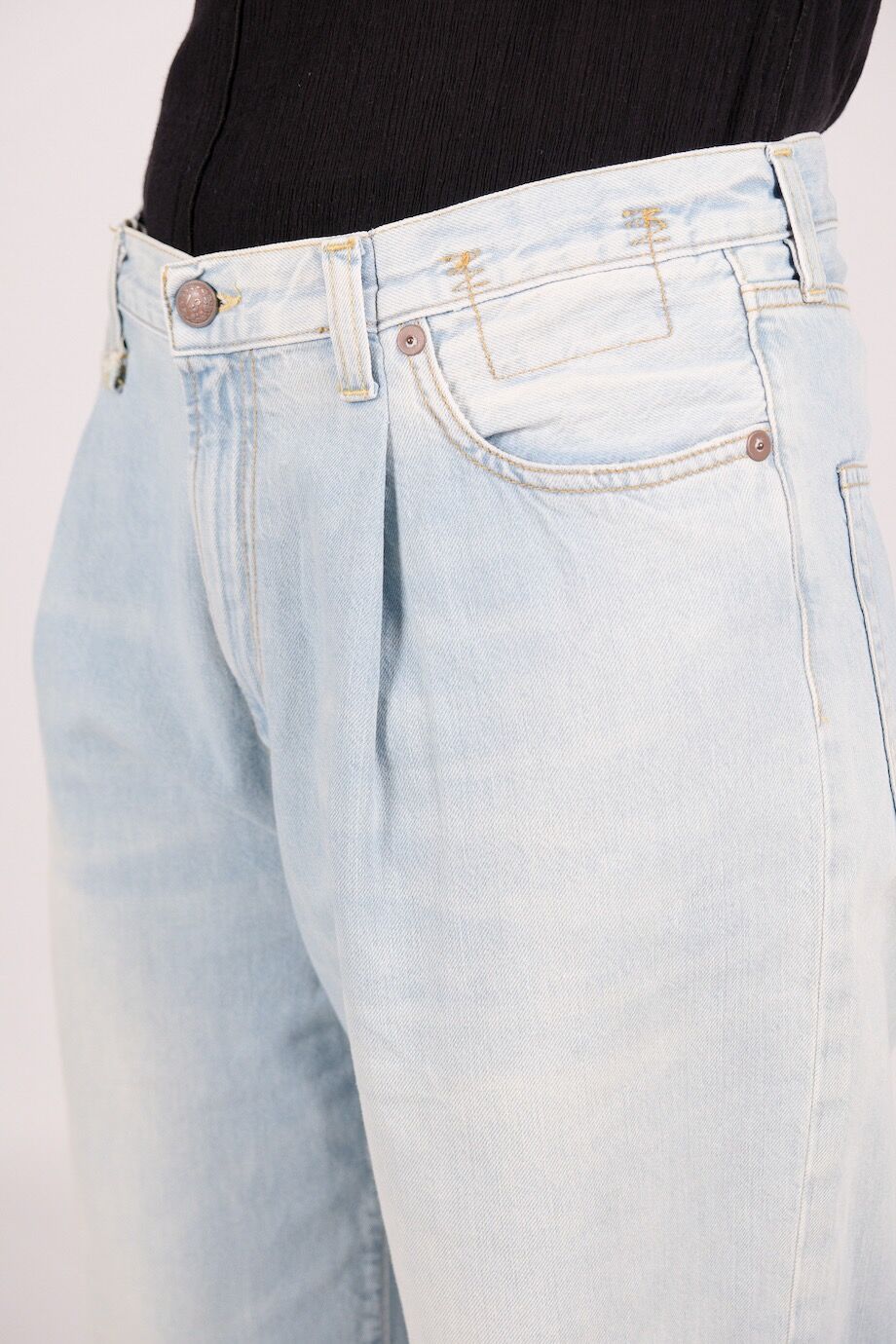 image 5 Джинсы голубого цвета с защипами