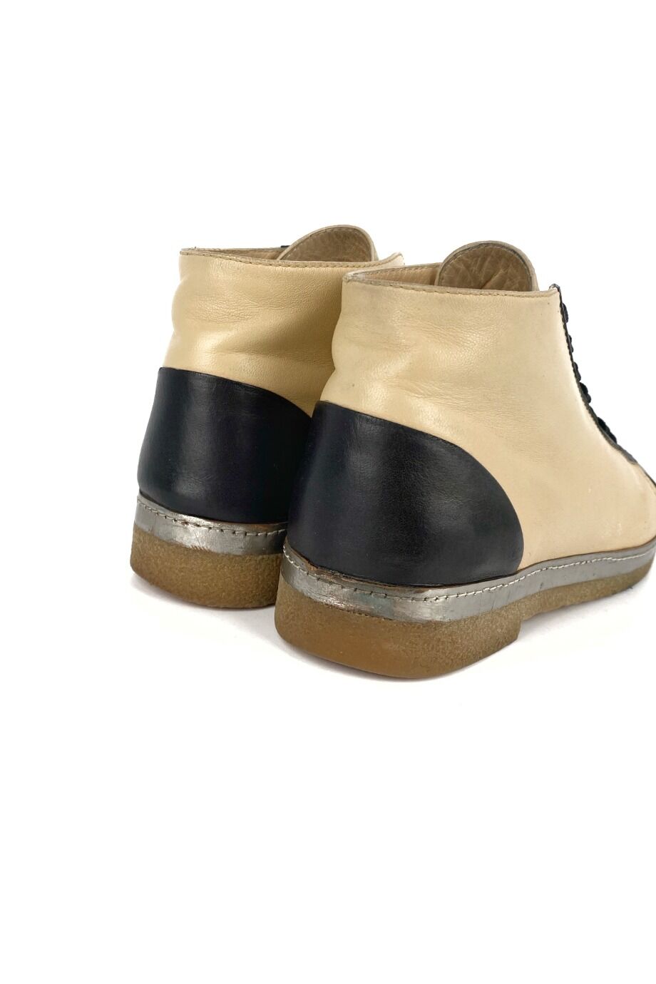 image 4 Ботинки бежевого цвета с черными носиками и пяткой