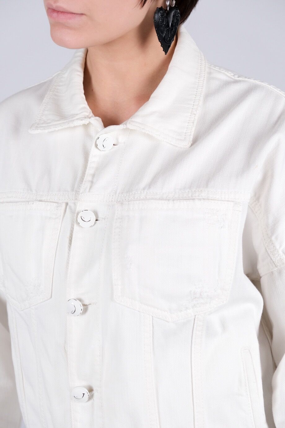 image 4 Джинсовая куртка белого цвета