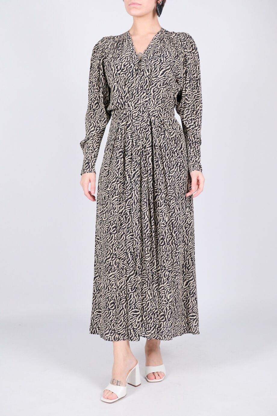 image 1 Платье черно-белой расцветки с длинным рукавом