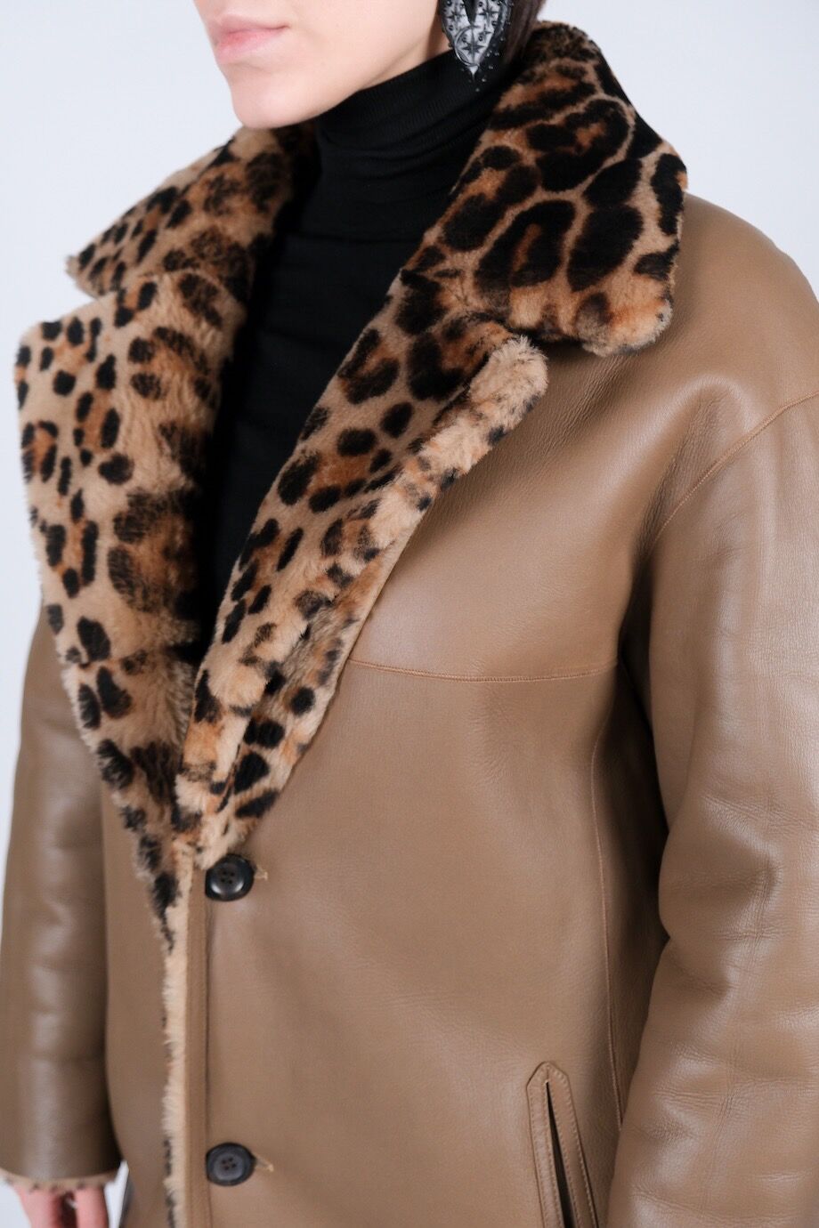 image 8 Двусторонняя дубленка леопардовой расцветки