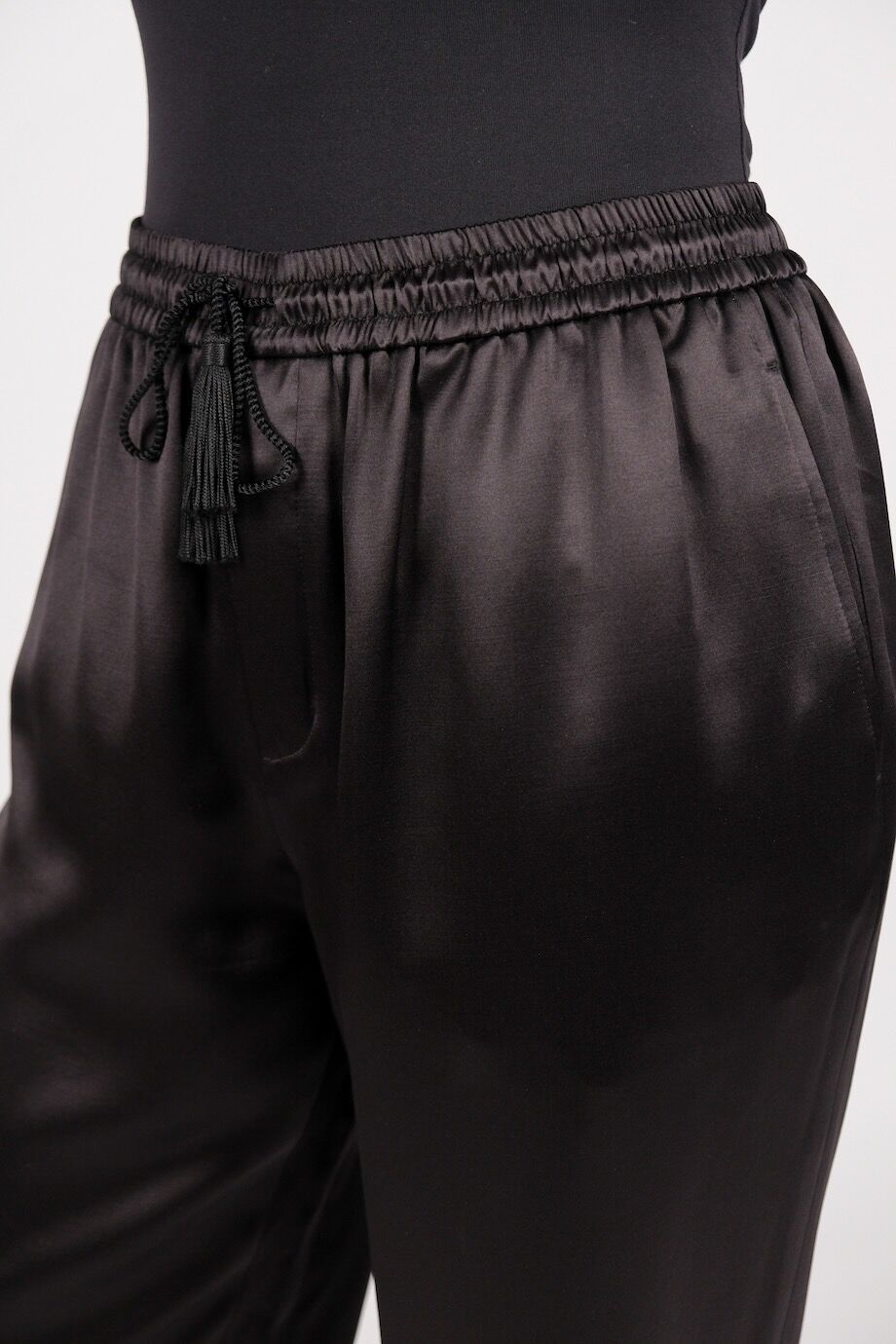image 5 Шелковые брюки черного цвета с кисточками на завязках