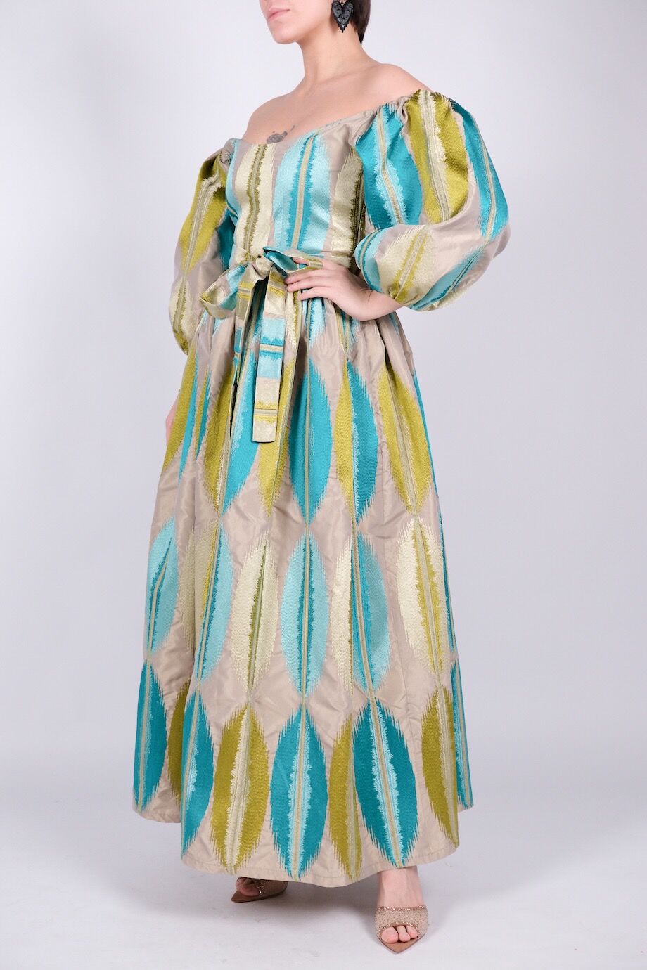 image 2 Платье серо-бежевого цвета с пышными рукавами и принтом