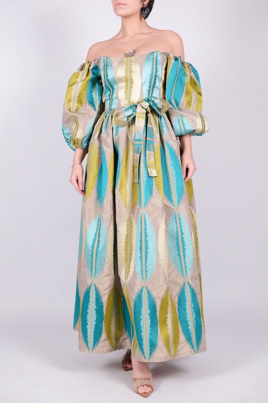 image 1 Платье серо-бежевого цвета с пышными рукавами и принтом