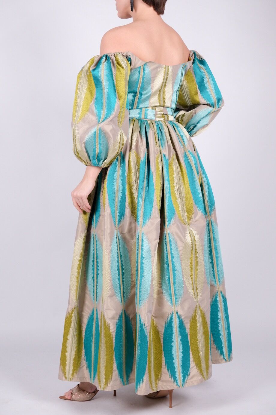 image 3 Платье серо-бежевого цвета с пышными рукавами и принтом