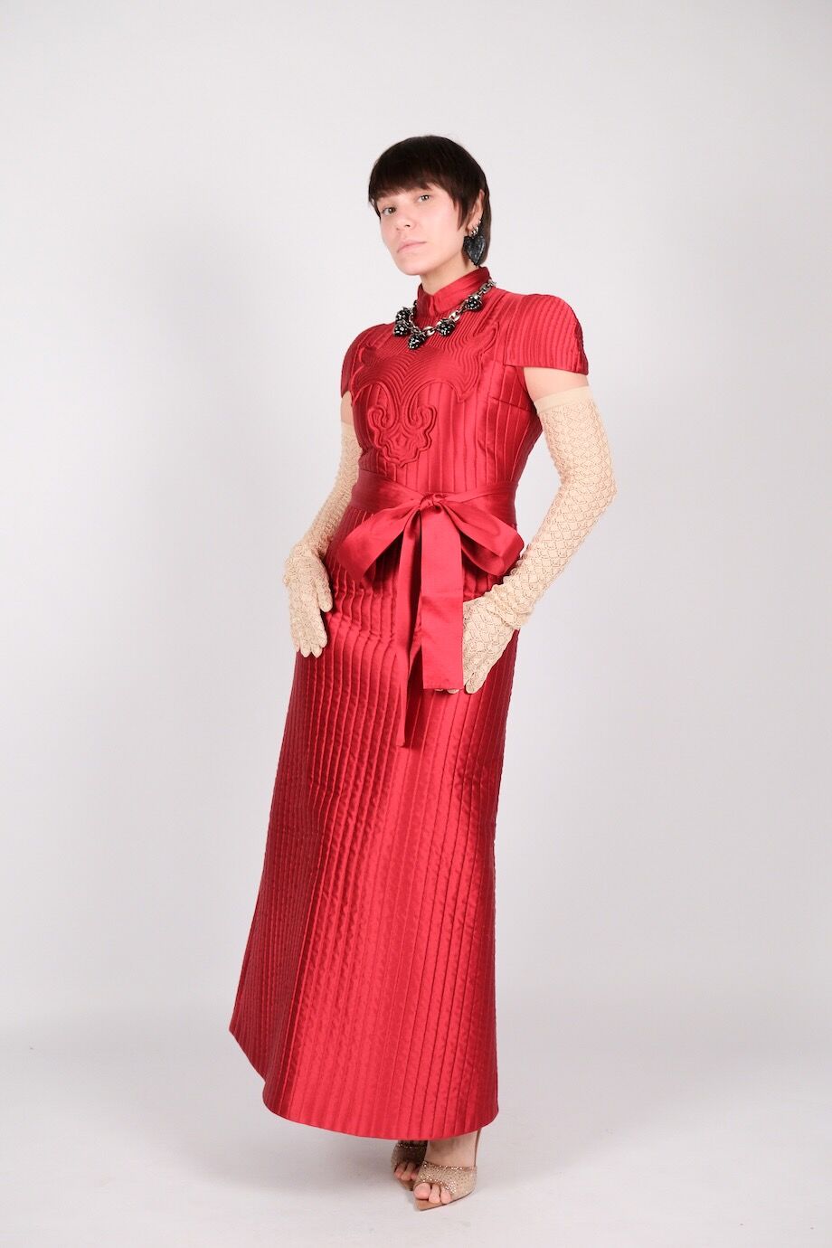 image 1 Шёлковое платье красного цвета с перчатками