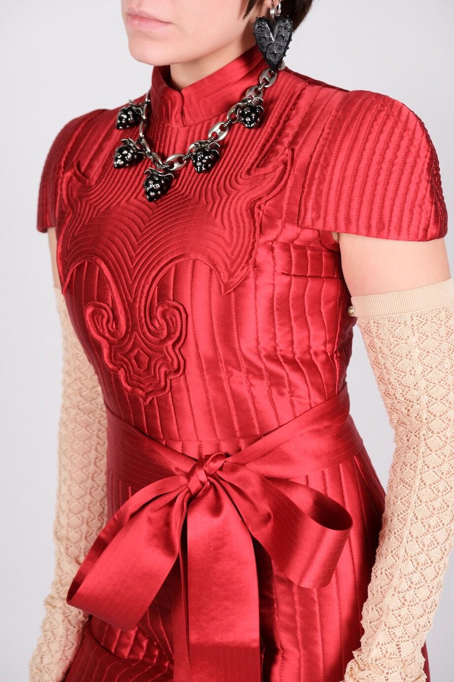 image 6 Шёлковое платье красного цвета с перчатками