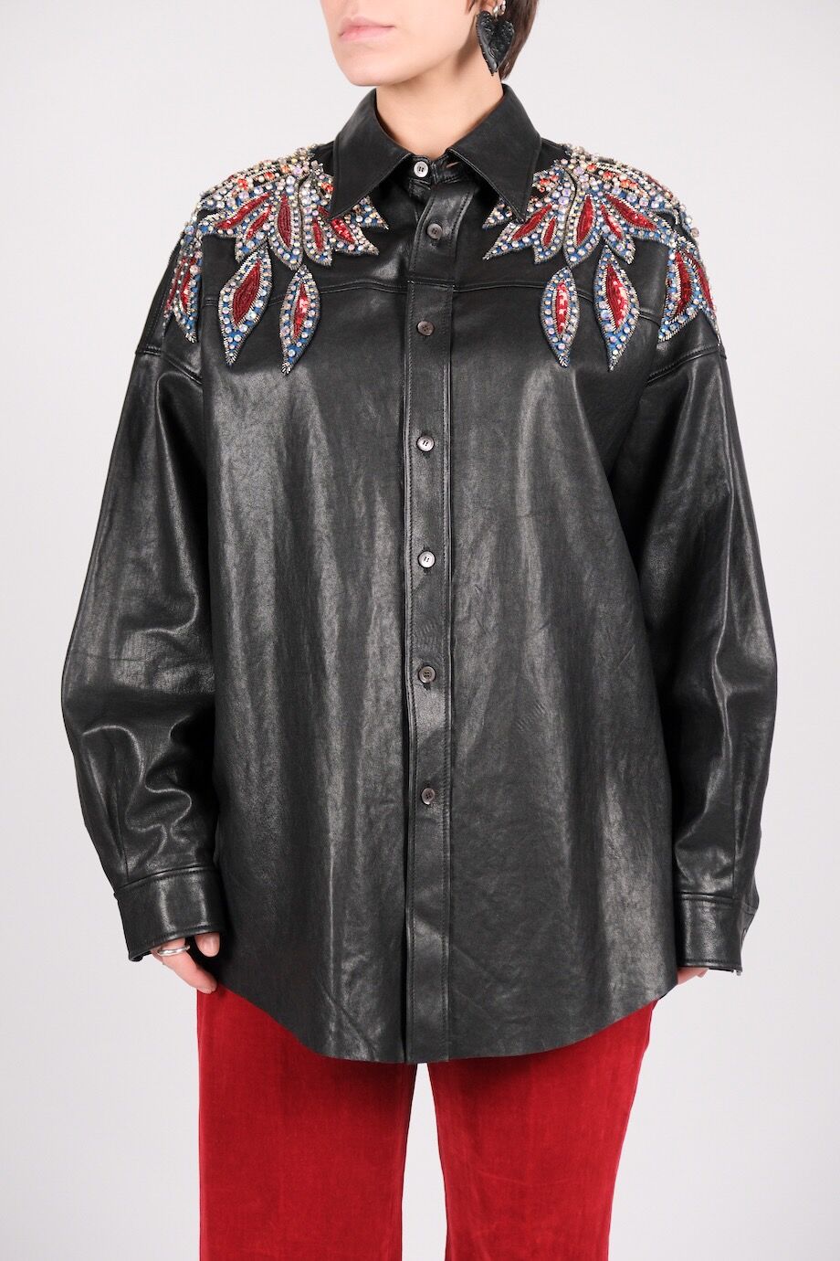 image 4 Кожаная рубашка черного цвета с инкрустрацией камнями