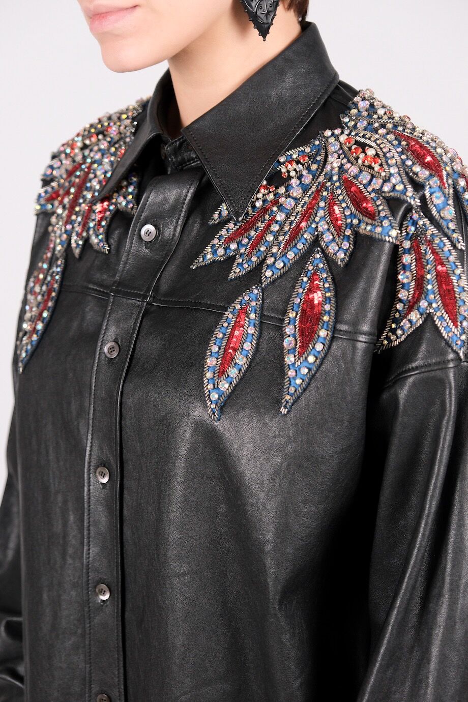 image 7 Кожаная рубашка черного цвета с инкрустрацией камнями