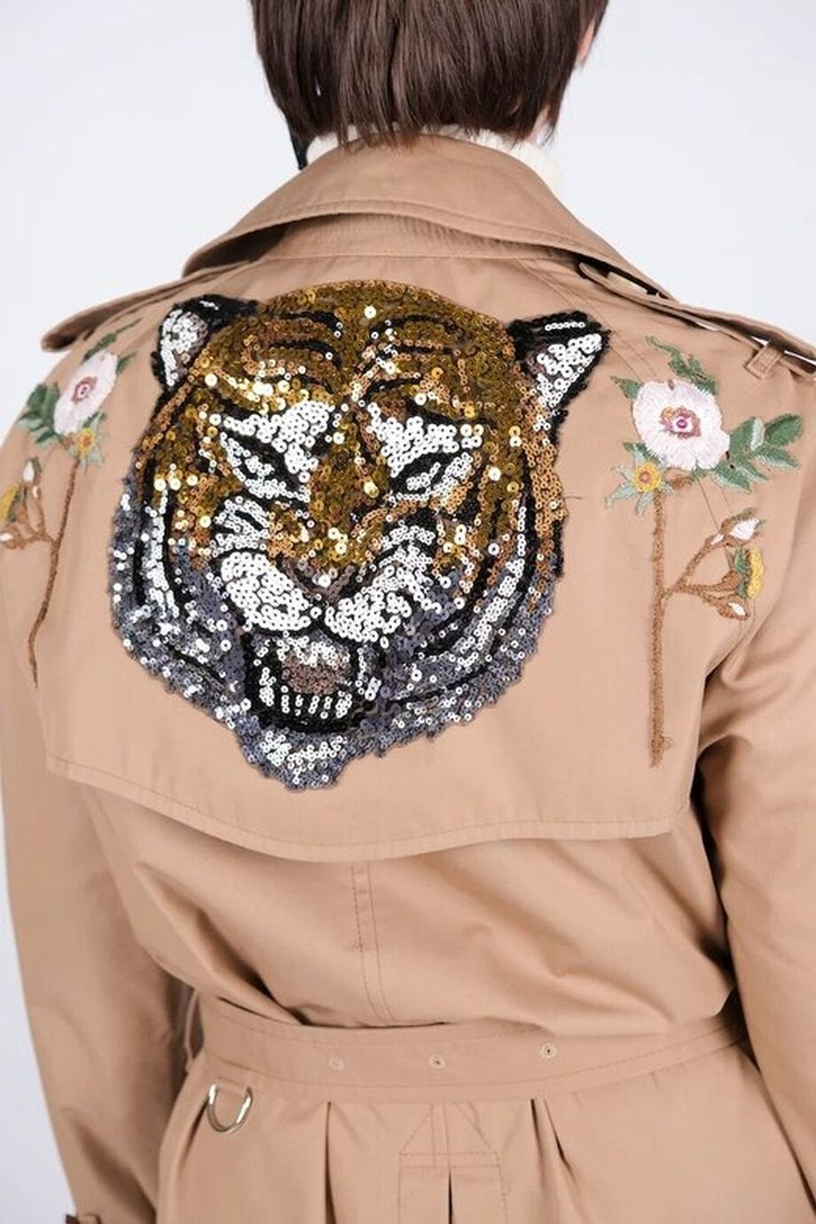 image 4 Плащ бежевого цвета с аппликацией из пайеток