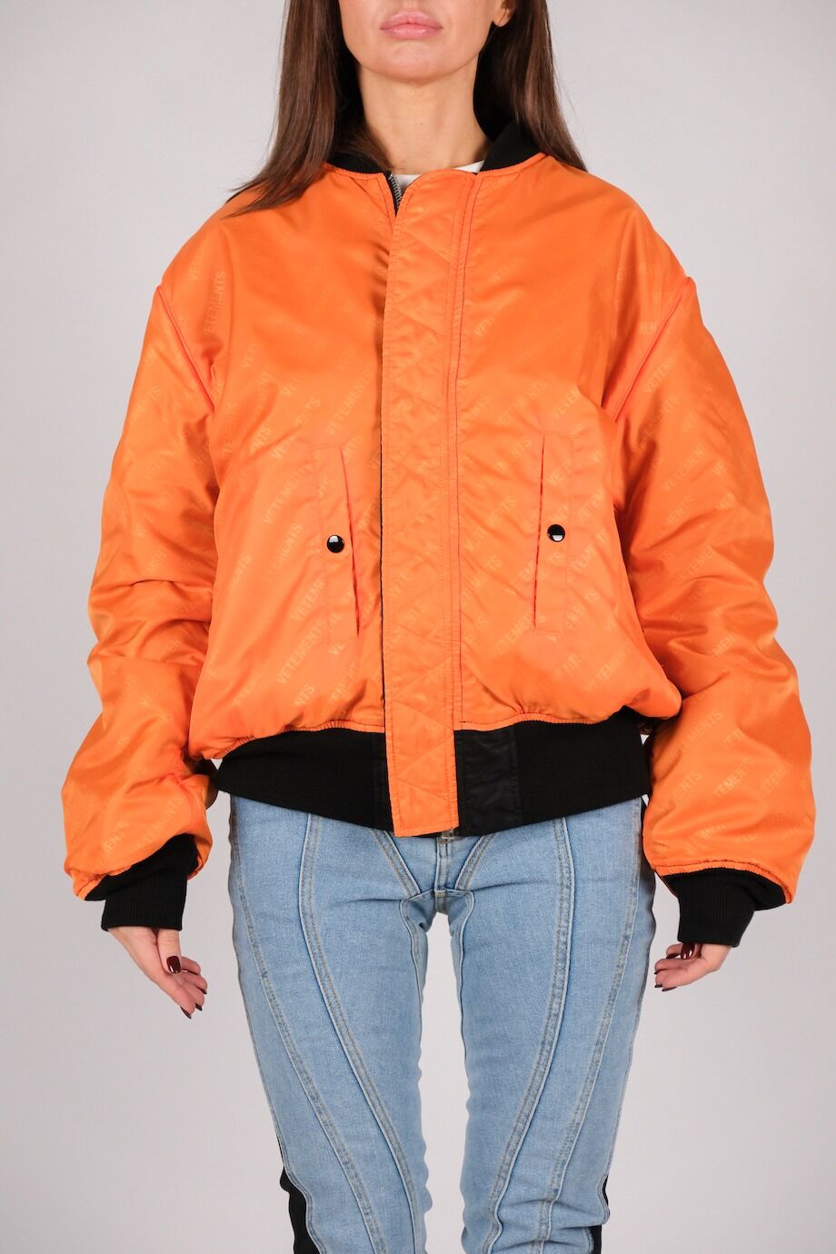 image 6 Двусторонний бомбер черного и оранжевого цвета