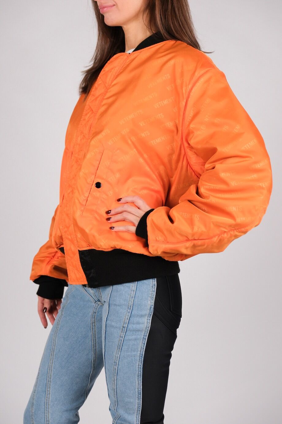 image 7 Двусторонний бомбер черного и оранжевого цвета