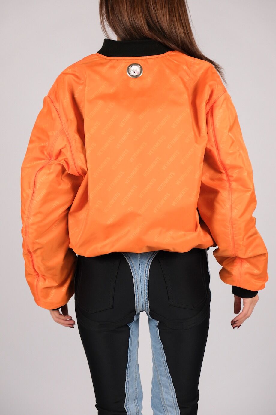 image 8 Двусторонний бомбер черного и оранжевого цвета