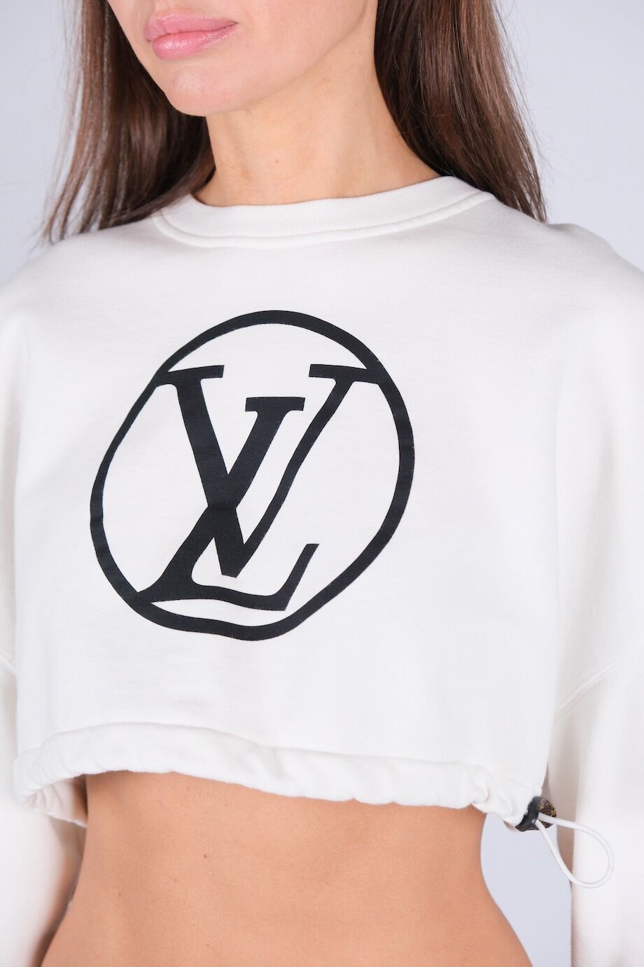 image 4 Свитшот укороченный белого цвета с лого